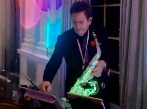 Solo DJ-Sax-Vocal performer